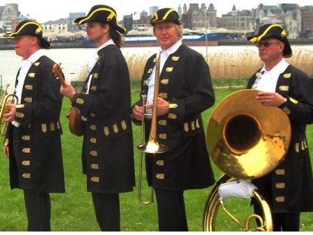 Boek het Ceremonieel Dixieland Looporkest voor een onvergetelijk evenement. Breed repertoire, flexibele bezetting. Swingend of ontspannen, het perfecte geluid voor uw feest!