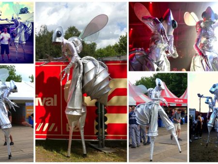 Buitenaardse Zilveren Vliegen Steltenlopers voegen Magie Toe aan Uw Evenement. Ervaar Kunst en Esthetiek op Stelten van deze Space Insecten!