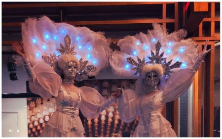 Frozen By Night Steltenlopers: Een magische winterbeleving! ❄️✨ Breng een betoverende wintersfeer naar jouw event met de Frozen By Night Steltenlopers! In schitterende witte hoepelrokken en mysterieuze maskers zorgen ze voor een sprookjesachtige uitstraling. Dankzij de blauwe LED-verlichting stralen ze extra in het donker, perfect voor winterfestivals en kerstvieringen. Of het nu een kerstmarkt, ijsshow of gala is, deze act past moeiteloos bij elk winterthema. Ze verwelkomen gasten, dansen op stelten of zorgen voor bijzondere animatie tussen het publiek. Boek nu en geef jouw evenement een stijlvolle, winterse touch!