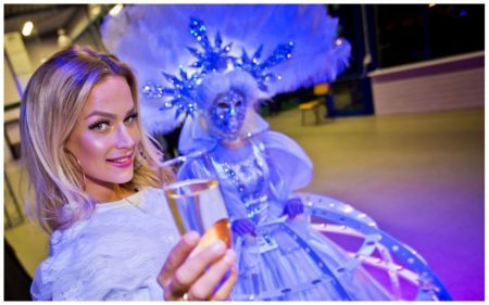 Champagne Diva Wit Gemaskerd: Stijlvolle catering met een mysterieuze twist! 🥂✨ Deze elegante diva rijdt rond in een schitterende champagne-rok op wieltjes, gevuld met meer dan 100 glazen of hapjes. Met haar mysterieuze masker en LED-verlichting past ze perfect bij thema’s zoals een Frozen-feest of een chic Masked Ball. Een unieke en stijlvolle manier om jouw gasten te verrassen! Of het nu een gala, kerstfeest of beurs is, de Champagne Diva brengt altijd iets bijzonders. Haar betoverende uitstraling en sfeervolle verlichting maken elk event speciaal, vooral in de avond. Boek nu en geef jouw evenement een exclusieve en mysterieuze touch!