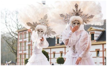 Laat je betoveren door de White Cirque Steltenlopers! ❄️ Deze elegante steltlopers in witte hoepelrokken en mysterieuze maskers zorgen voor een magische sfeer. Ze passen perfect bij winterse feesten, kerstvieringen en thema-evenementen zoals Venetiaans of Wonderland. Met hun sierlijke bewegingen maken ze elk moment speciaal! Of het nu een warm welkom, een dansoptreden of animatie tussen het publiek is, deze act maakt indruk. Hun uitstraling en gracieuze stijl geven elk evenement iets bijzonders. Boek nu en maak jouw event onvergetelijk!