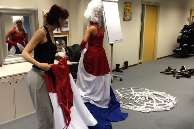 Doorpassessie in het PRIMA Atelier voor de steltenact Rood Wit Blauwe Dames op Stelten. Altijd gezellig wanneer de spelers langskomen!