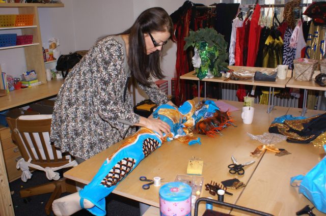 Cynthia werkt met toewijding aan de bungeekostuums voor luchtacrobatiek. Handgemaakt met veel pailletten en lapjes stof, dit is haar passie!"